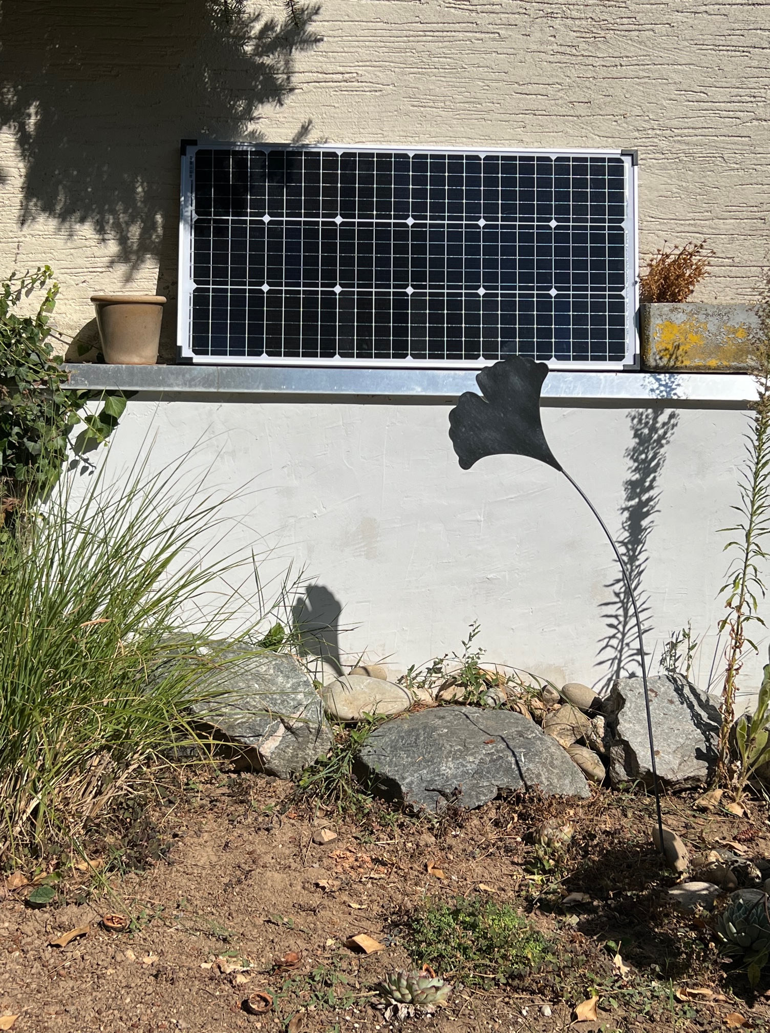 Kleine Solarpanele an der Garage für Insellösung